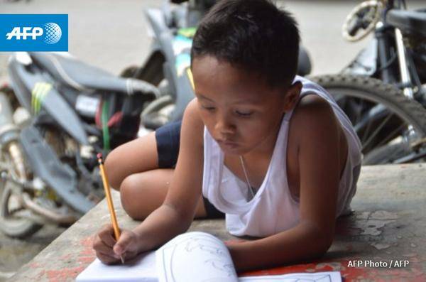 This Boy Was Photographed Studying On The Streets. Strangers Are Now Helping Him Achieve His Dreams